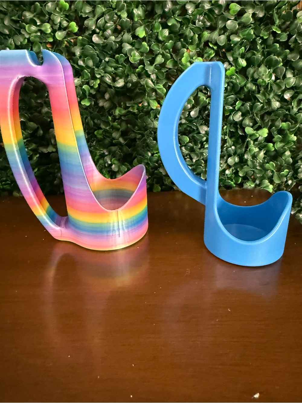 1 slim can holder. 1 regulsr can holder